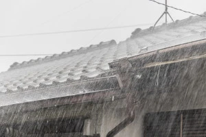 屋根に降り注ぐ土砂降りの写真