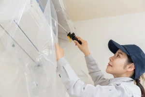 エアコンクリーニングを行う作業員の写真
