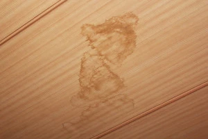 天井から雨漏りしている写真