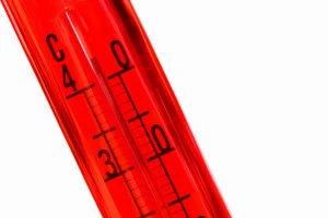 猛暑のイメージ ４０℃を振り切った温度計の画像