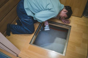 床下点検のようす
