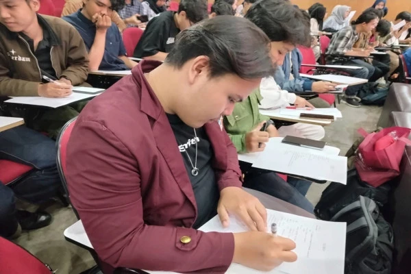 自己紹介シートを記入する学生