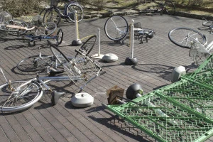 突風で倒れた自転車の写真