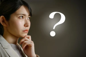 疑問に思っている女性