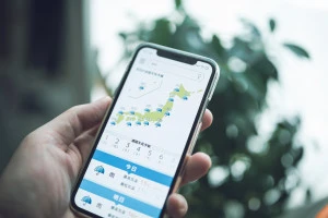 スマホで天気情報を確認しているようす