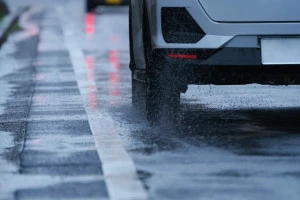 雨の降る道路の写真