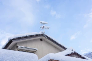 雪の積もったテレビアンテナの写真