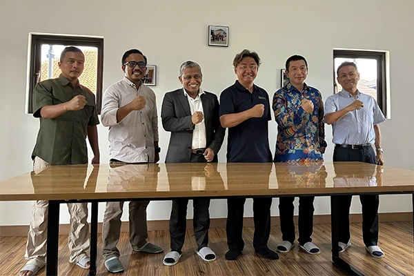 協定締結を記念した集合写真