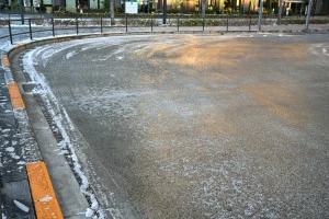 凍結した道路の写真