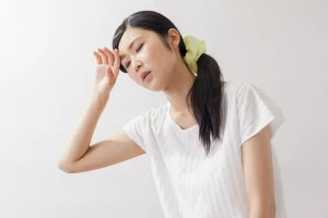 熱中症になりかけている女性の写真