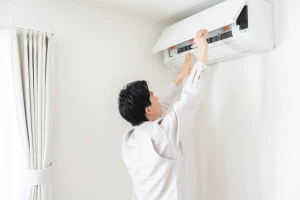 エアコンの点検を行う事業者の写真