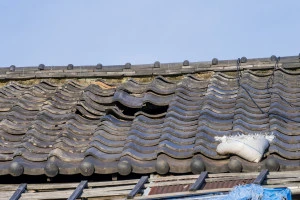 瓦が浮いた屋根の写真