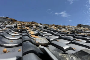 令和8年熊本地震により損傷した瓦屋根の写真2