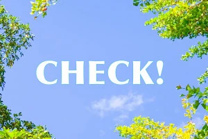 爽やかな緑の中に浮かぶCHECK!の文字の画像