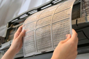 エアコンフィルターの掃除の様子