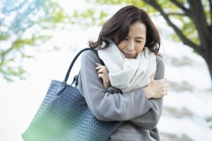 寒がる女性の写真