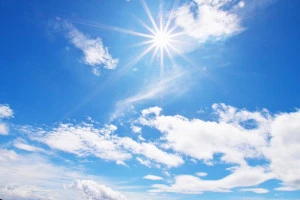 ギラギラの太陽が眩しい青空の画像