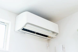 部屋に設置されたエアコンの写真