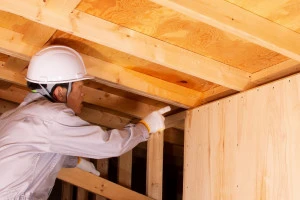 屋根裏の点検をする業者の写真