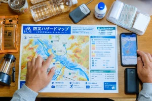 ハザードマップとスマホの台風進路情報を確認して避難に備えるようす