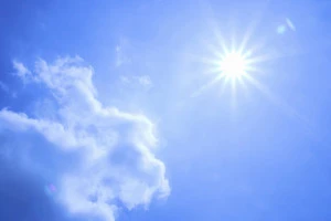 太陽から伸びる光芒の写真