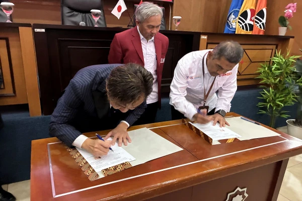 インドネシア国立教育大学(UPI)で調印式に参加するROY株式会社 大石社長(左)とUPI ディディ学長とUPI アウグス学部長