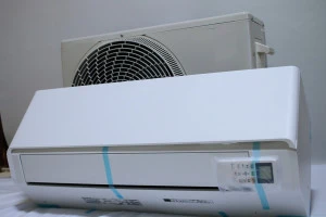 取り付け前の新品のエアコン1式の写真