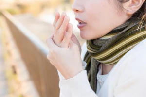 手が冷える女性の写真