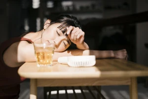 家の中で暑がっている女性の写真