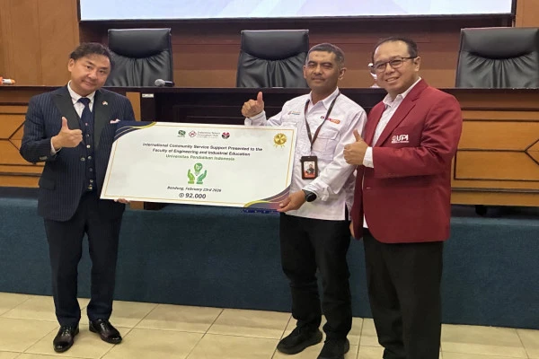 寄付贈呈の様子（写真左：ROY株式会社 代表取締役社長 大石竜次）