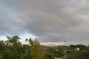 曇り空にかかる虹の写真