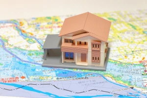 住宅のミニチュアと洪水ハザードマップの写真