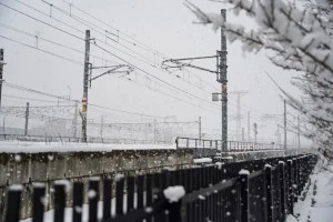 雪景色の線路の写真