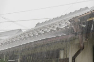 屋根に打ち付ける大雨の写真