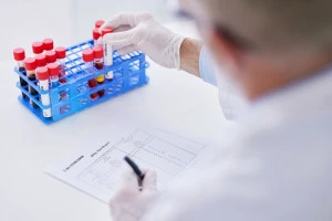 ウイルスを研究している医者