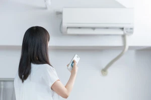 エアコンを使う女性の写真