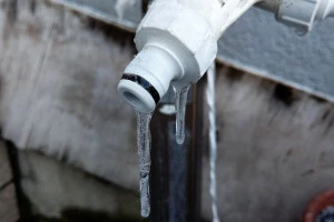 凍結した蛇口の写真