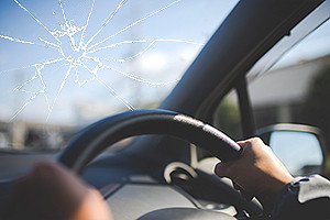 割れ ヒビ 車のガラスの修理方法や費用相場などをご紹介します Eparkくらしのレスキュー 割れ ヒビ 車のガラスの修理方法や費用相場などをご紹介します Eparkくらしのレスキュー