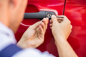 自動車の鍵を開けるには 鍵開け方法や費用などについて解説します Eparkくらしのレスキュー 自動車の鍵を開けるには 鍵開け方法や費用などについて解説します Eparkくらしのレスキュー