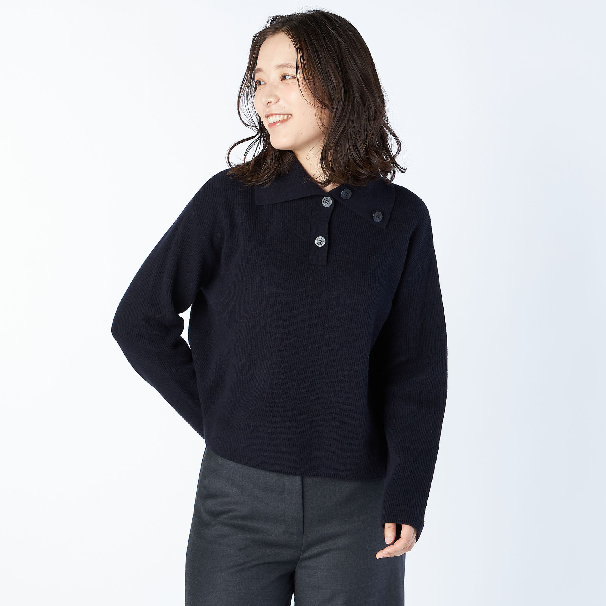 グリフィンカラーネックニット