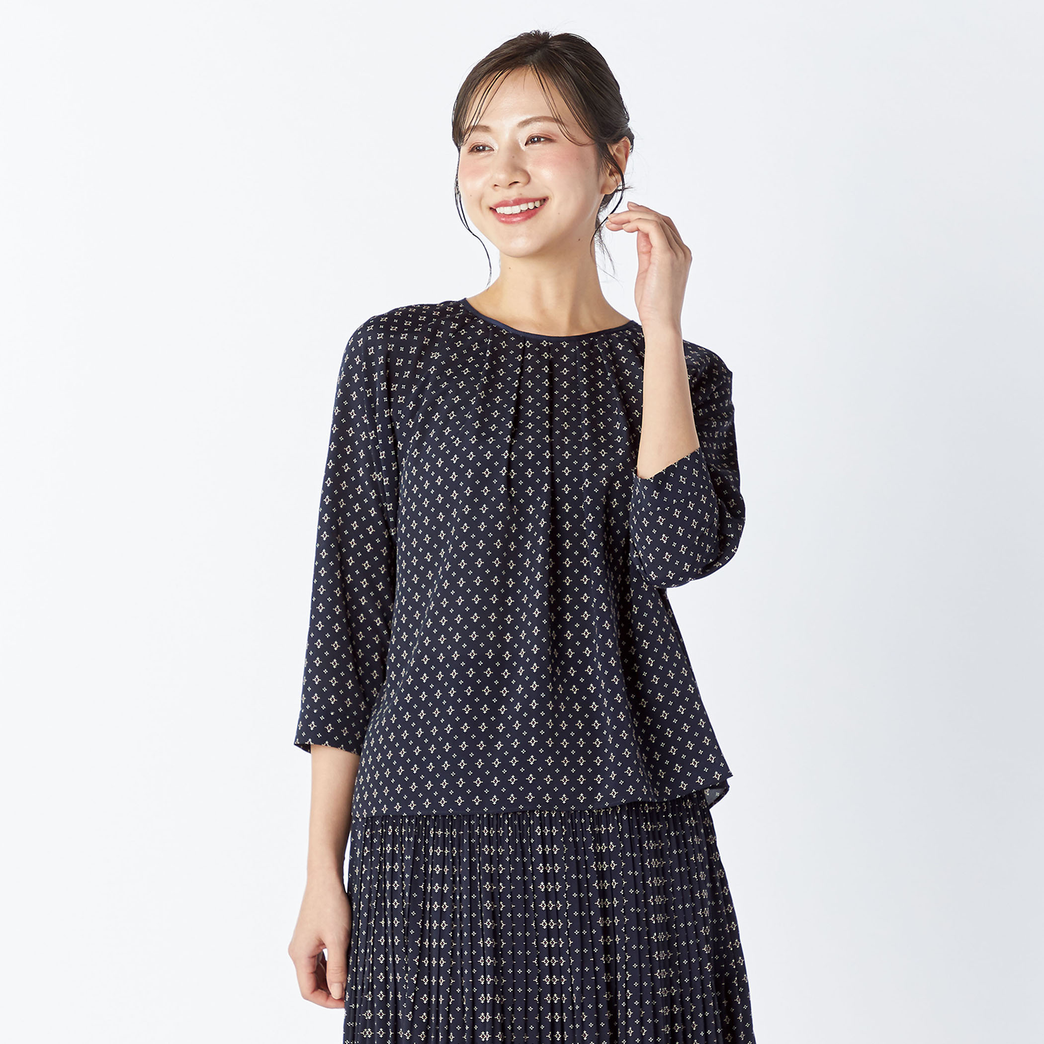 ジオメトリックパターンブラウス