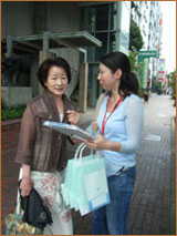 インタビューするスタッフ