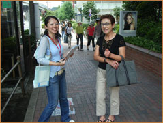 インタビューするスタッフ