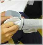 (2)靴下を装着する