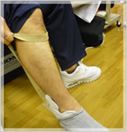 (4)ゴムを引っぱると履くことができる