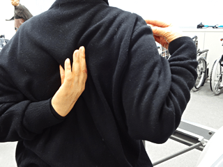 写真2：胸や肩甲骨を動かせる体操2