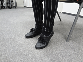 写真3：足のつま先やかかとを上げる体操2