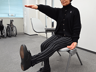 写真4：右手と左足を上げて伸ばす複合体操