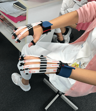 写真：患者さんの体の様子を実感する1