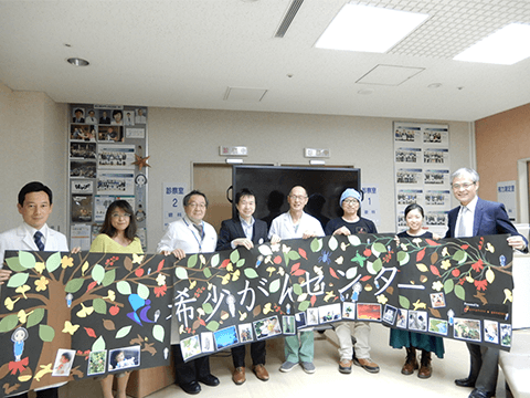 写真5:タペストリーを国立がん研究センター希少がんセンターに贈呈(11月7日)